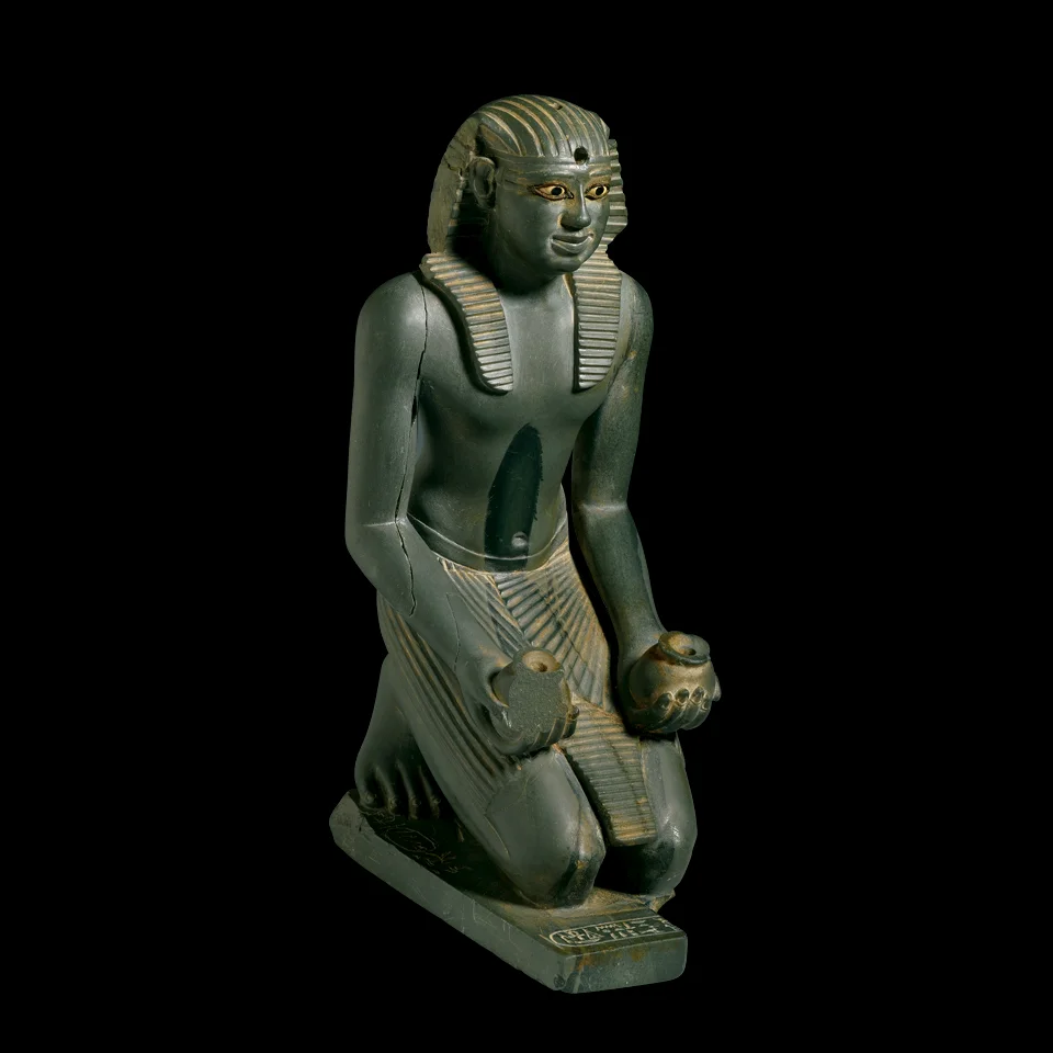 《ひざまずくペピ1世の小像》 前2338 ~前2298年頃 