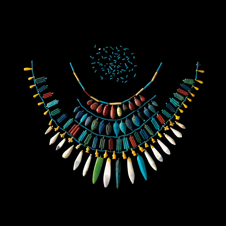 《ビーズの襟飾り》 前1390~前1352年頃 